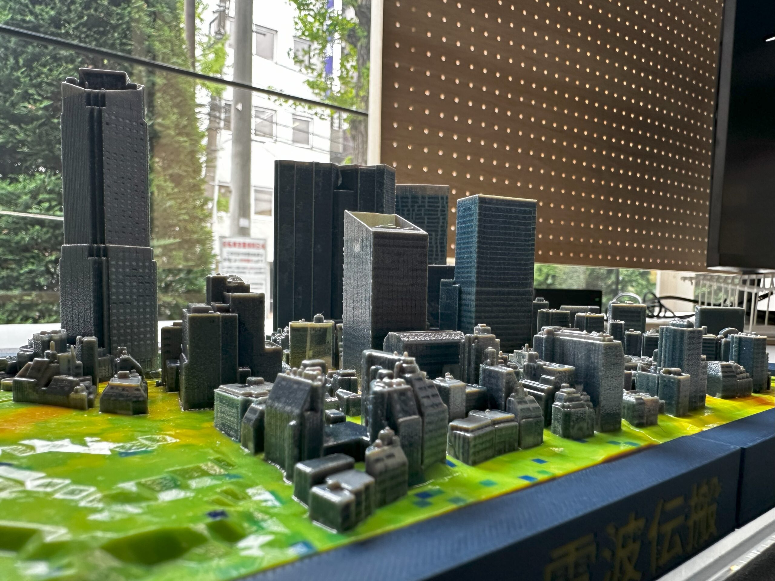 PLATEAU 3D都市モデルと電波伝搬シミュレーションの結果から作成したジオラマ